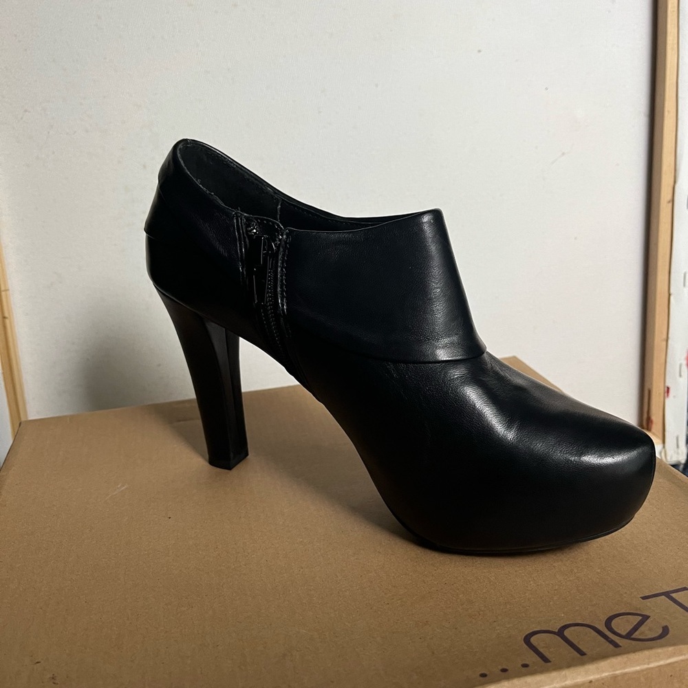 … me Too Black Ankle Booties . Closed Toe. Size 6.5